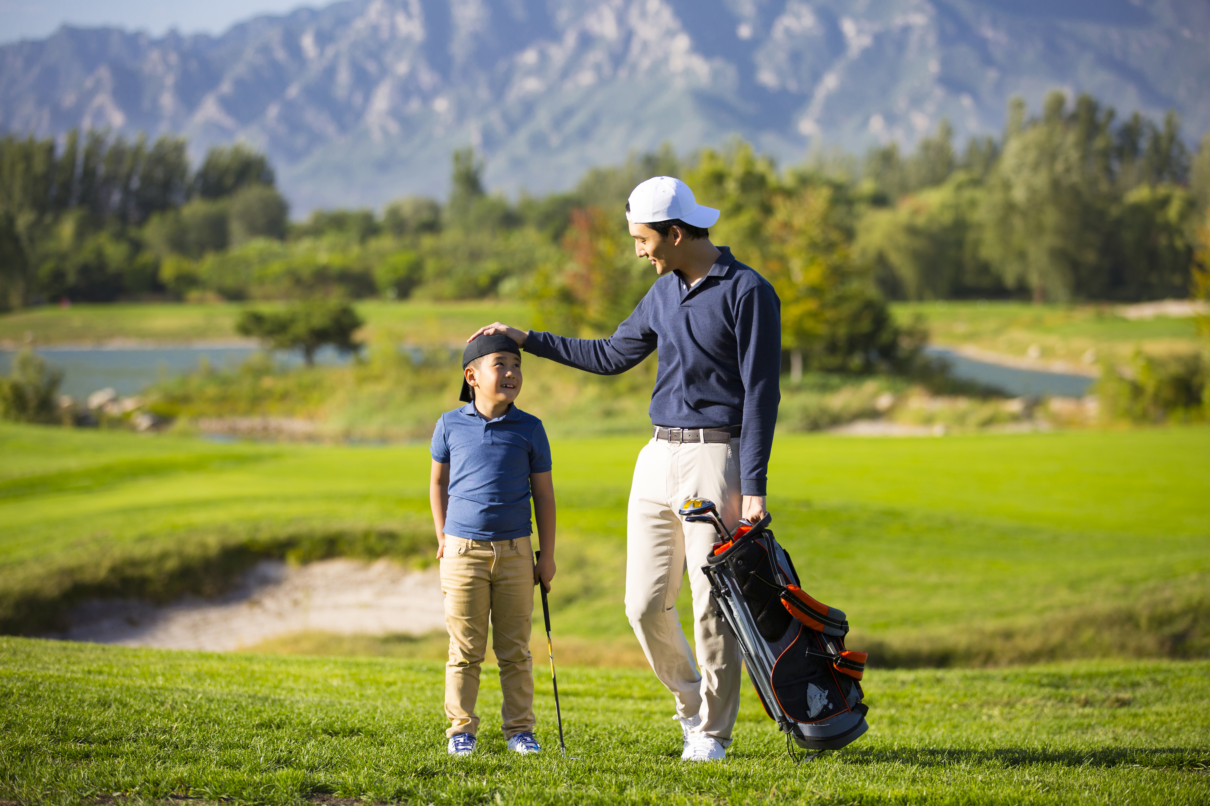 Suitable for golf, golf coach, sports, family, parent-child, noble sports, hobby cultivation, business and leisure, weekend activities, holidays, vacation, rich people's life, high consumption print advertising.