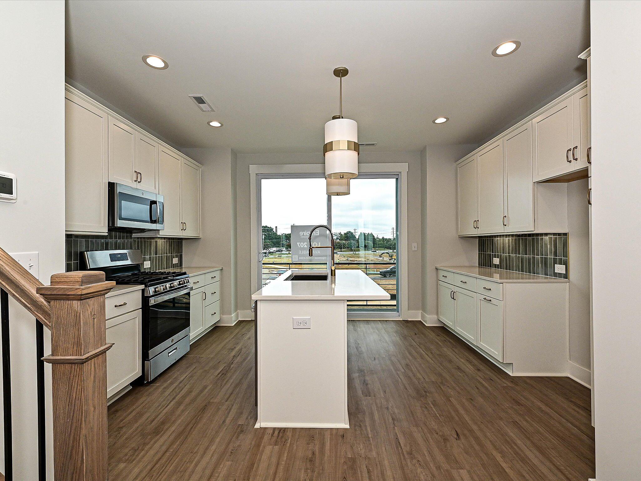 car-eqx0207-080125-08-kitchen