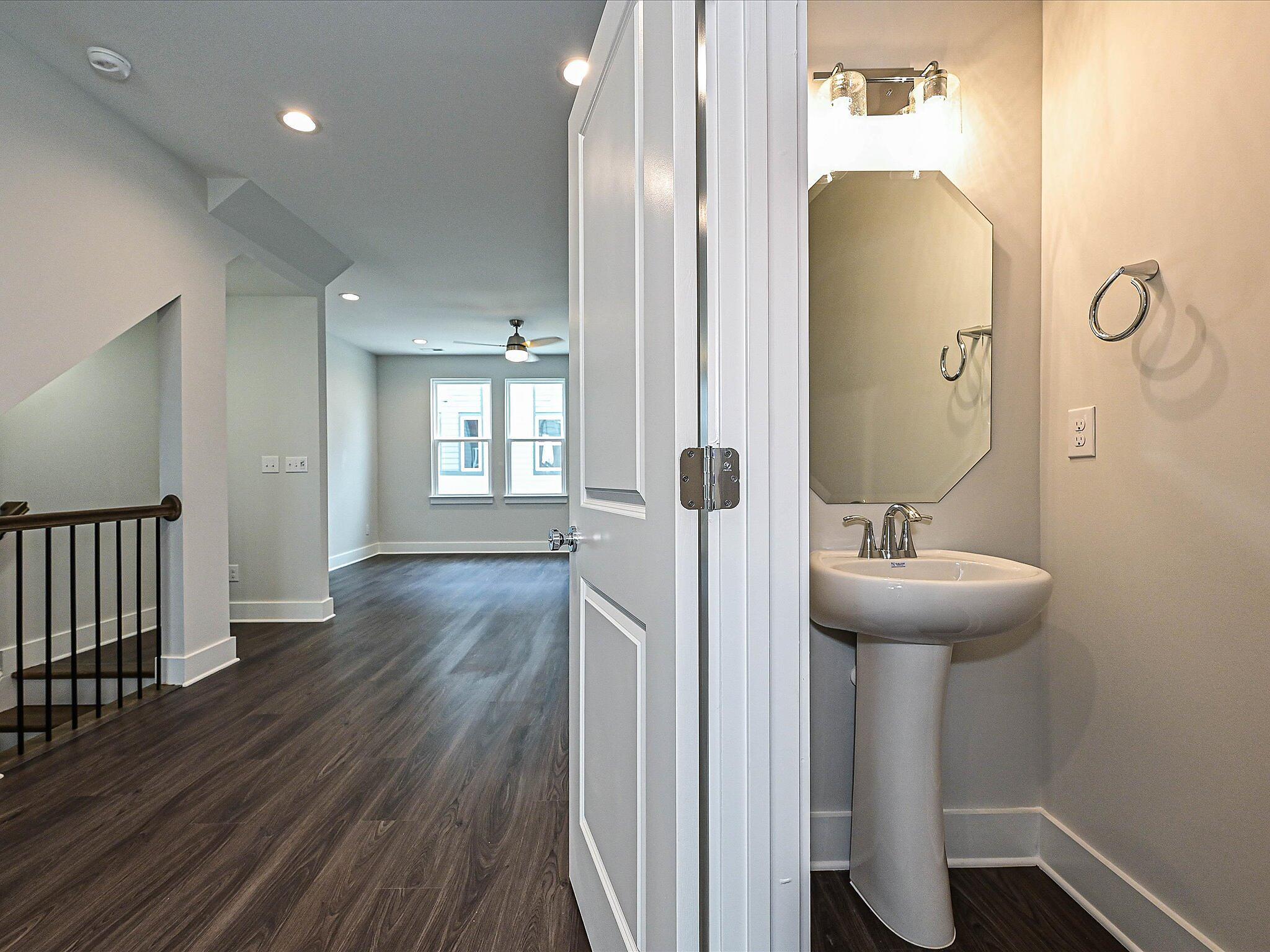 car-eqx0208-080125-17-powder-room