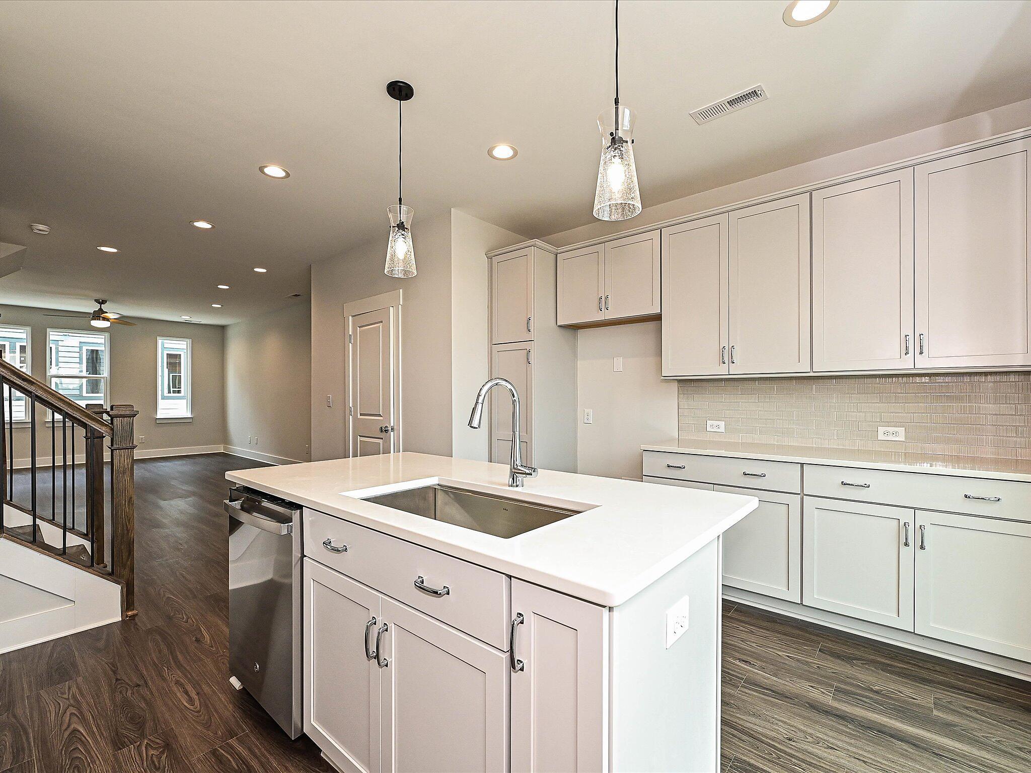 car-eqx0208-080125-14-kitchen