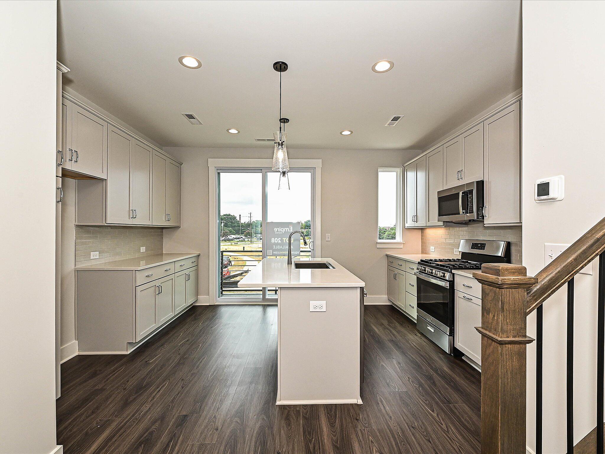 car-eqx0208-080125-10-kitchen